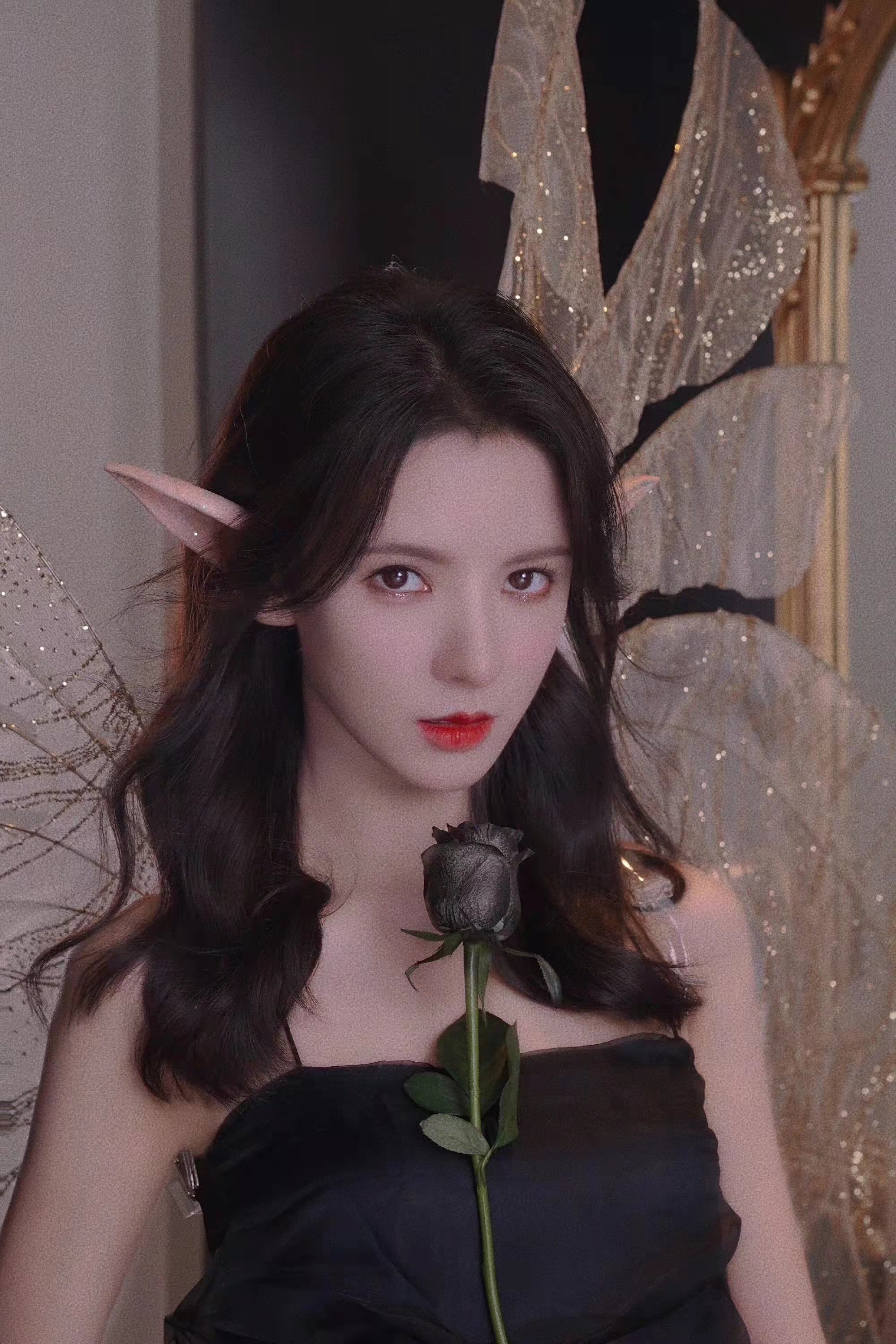 女星万圣节造型惊艳！毛晓彤魔女张嘉倪天使，赵雅芝化身霸气女王