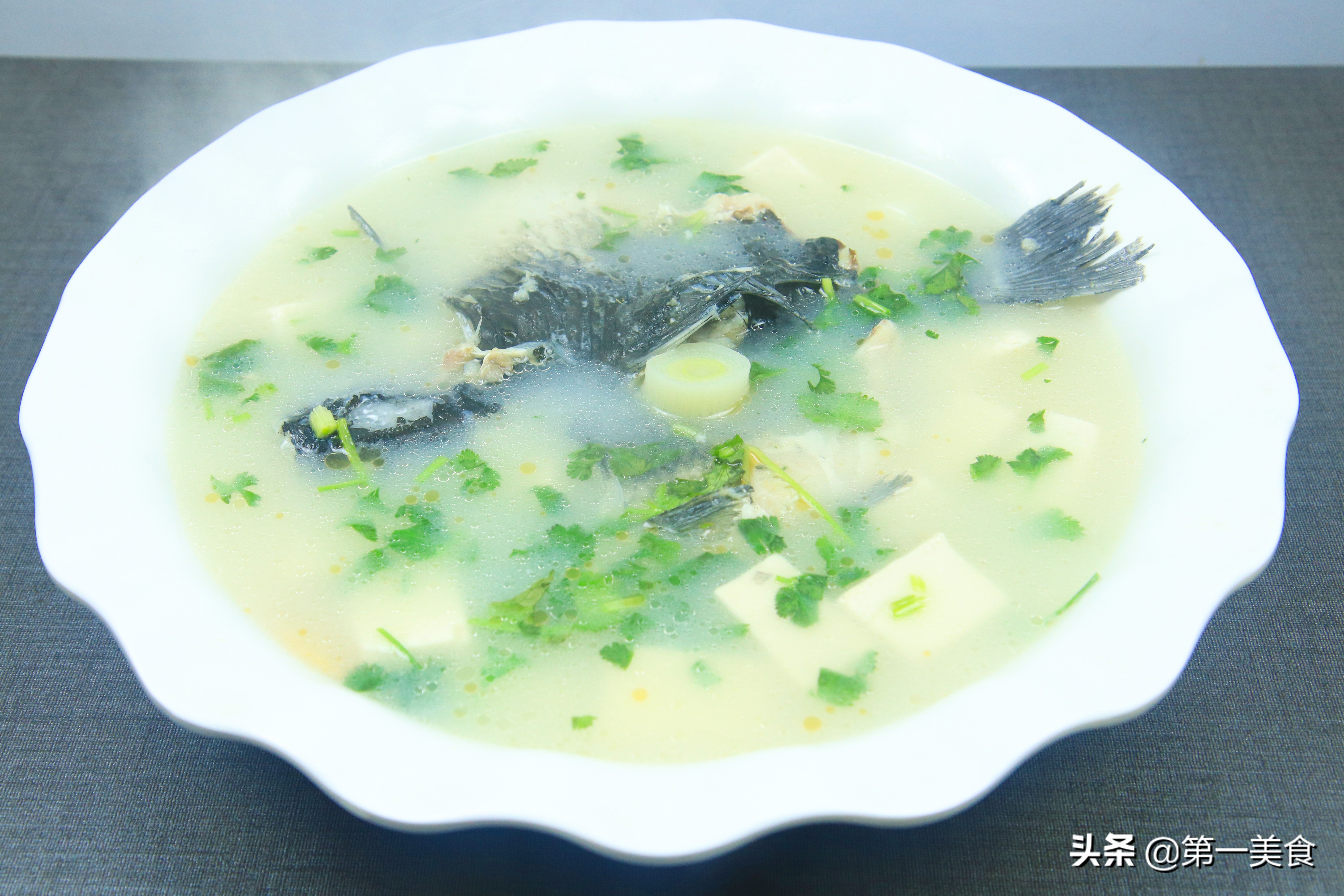铁锅炖鱼放什么配菜好吃(香浓铁锅炖鱼，搭配最佳鲜美配菜)