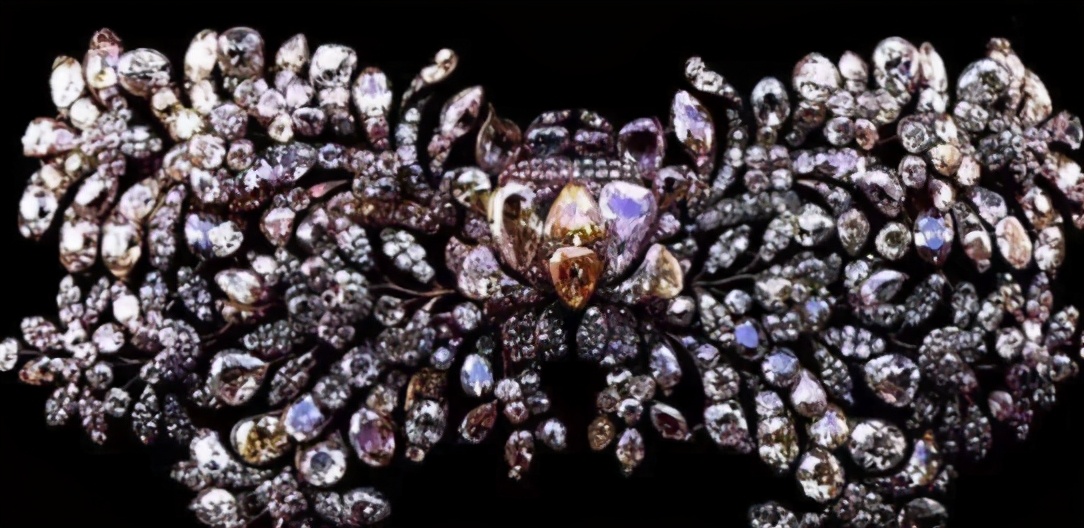 来自俄罗斯皇室的神秘珠宝，奢华的设计风格，带你领略不一样的美