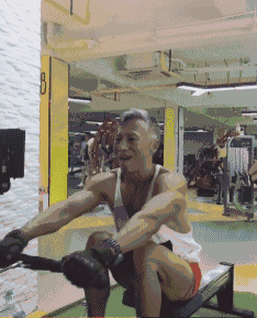 愿你我在年老发白之际，依然能够“鲜衣怒马，永远是少年”