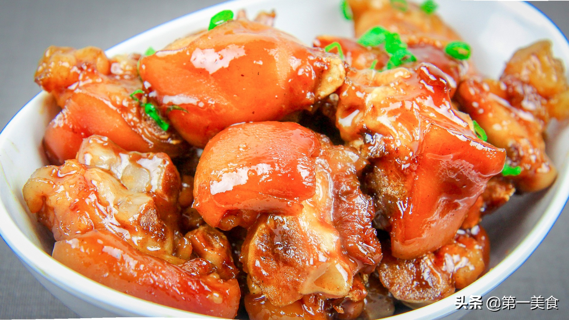 啤酒焖猪蹄用不用过凉水,厨师长教你正确做法,弹脆可口不油腻