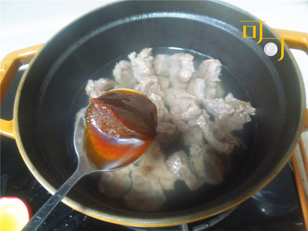 用沙茶酱炖一锅牛肉，鲜香下饭，广东、闽南人特别喜爱