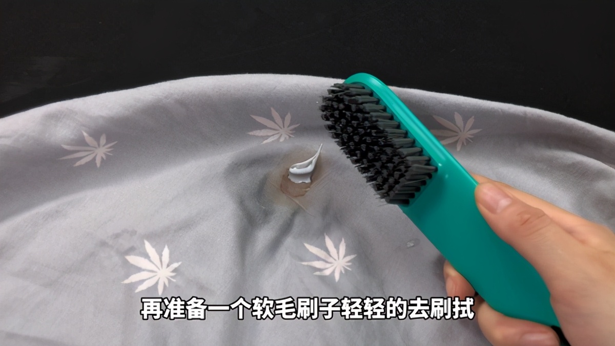 去除床单上的顽固血渍（只需四种材料新老血渍轻松洗净）