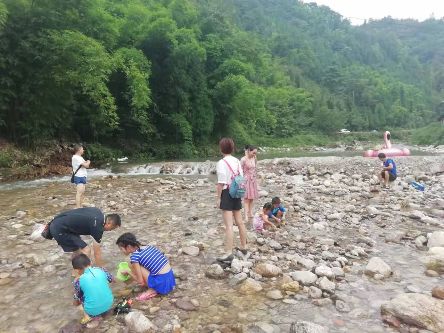 绵阳“安心居”农家乐，群山环绕空气好，他们居然拥有一条河