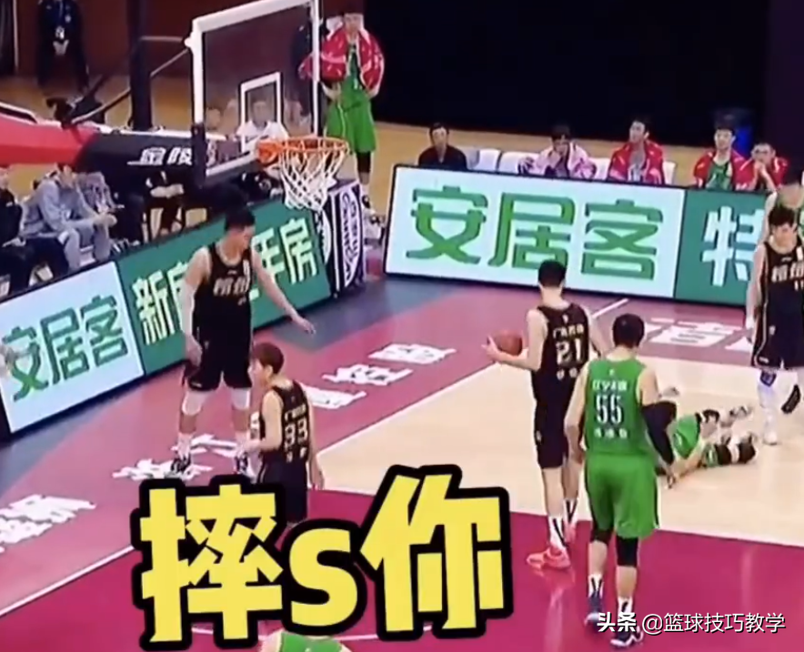 为什么nba上篮都要摔跤(郭艾伦上篮摔倒！神秘女子大喊：摔死你！球迷骂人几时休？)