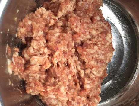 立冬后，饺子就吃芹菜馅的，比白菜韭菜的鲜，我家一周吃3次