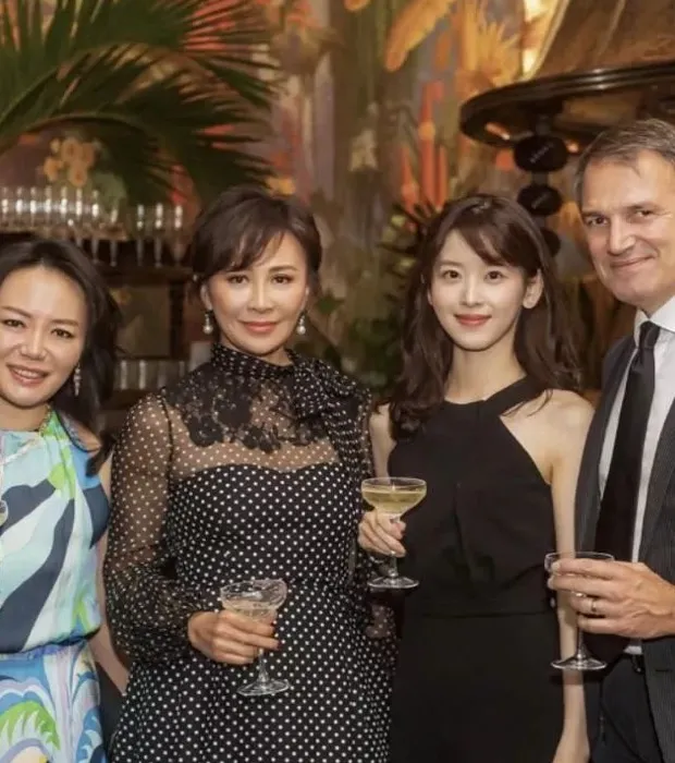 刘强东事件第3年，奶茶妹妹章泽天的机智，让人瞠目结舌