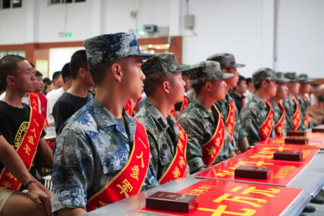 大学生的“好消息”，2022年当兵有机会保送军校，这些条件了解下