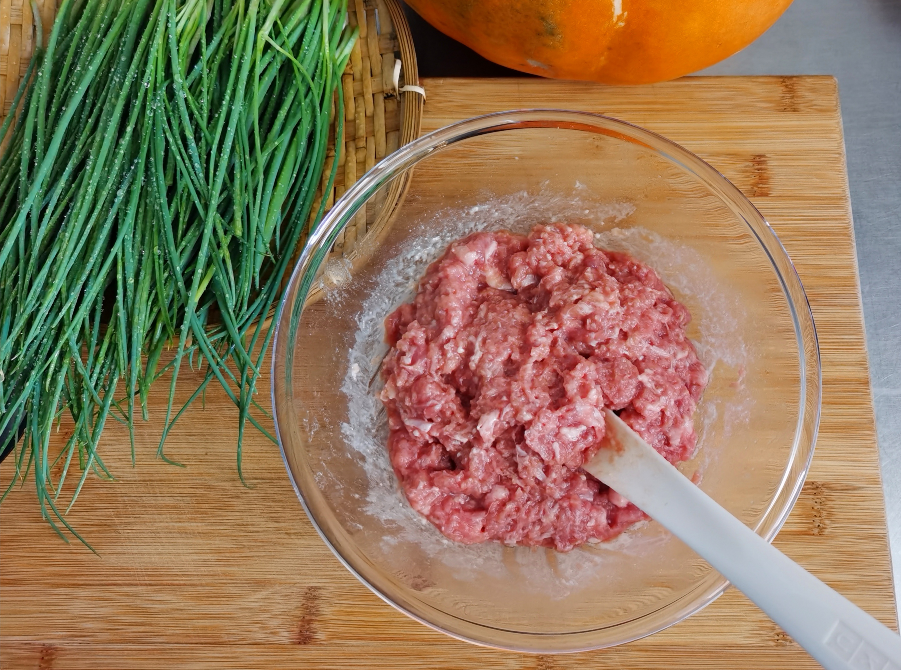 羊肉饺子怎么调羊肉馅不膻不腻羊肉馅饺子怎么做才没有膻味