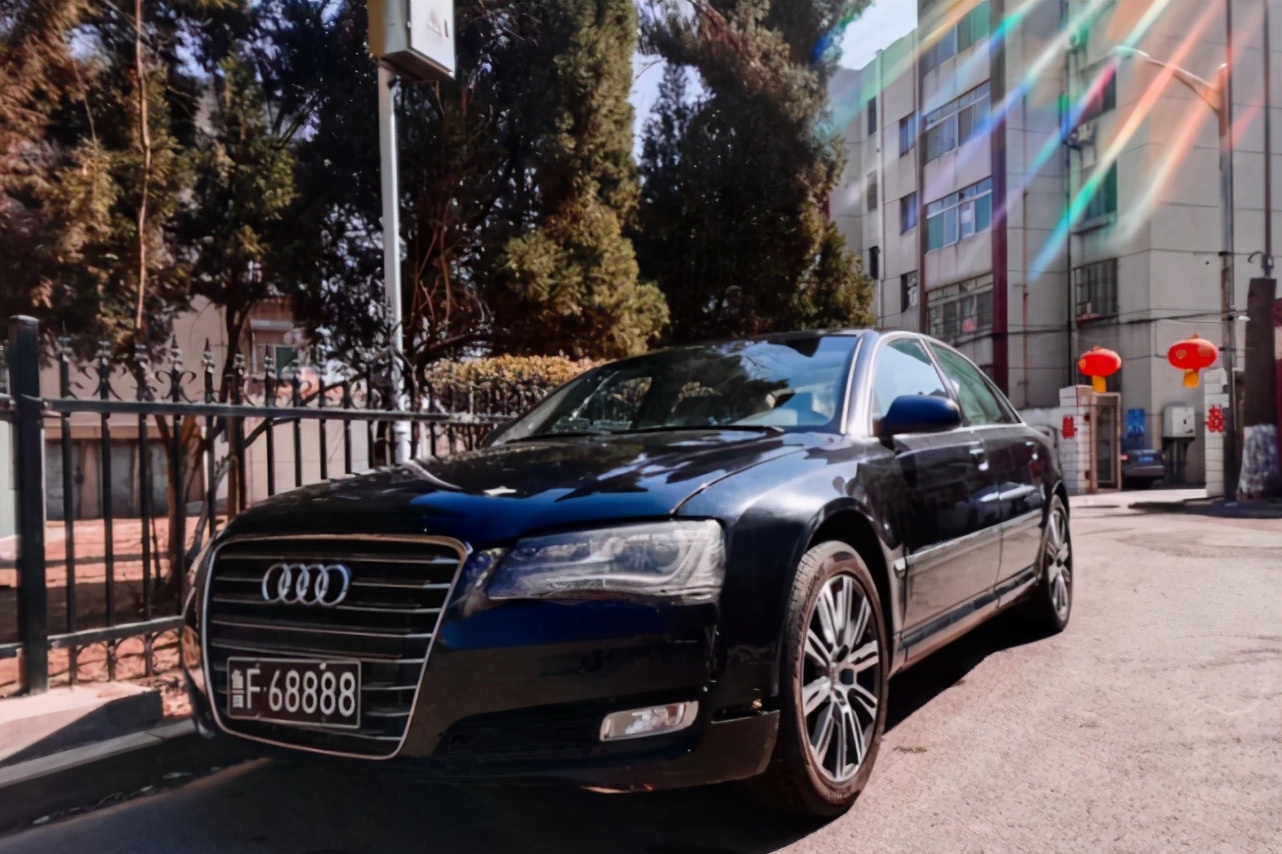 小伙晒出父亲的黑牌奥迪A8L，09年花180万，数字车牌无敌