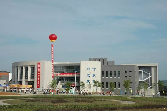 诞生于千年绸都，还是省级示范高校，这所大学占地1400余亩