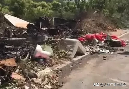 大连一小区外突发大火！一辆大客车被烧成空壳......