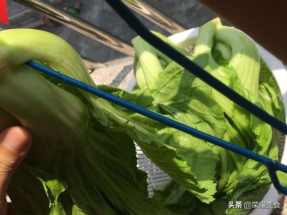 家传秘制的咸酸菜做法，5天就能吃了，色泽金黄又酸咸脆