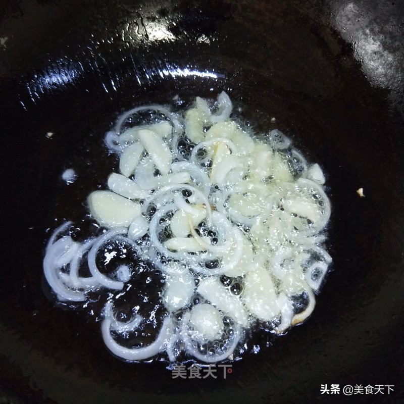 酸溜溜的味道，酸爽可口，开胃下饭，还帮油腻腻的肠胃减减负