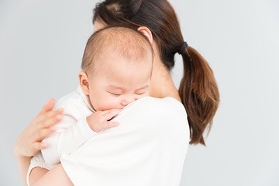 新生宝宝经常吐奶，除了拍嗝，家长需对照自查原因，附应对方法