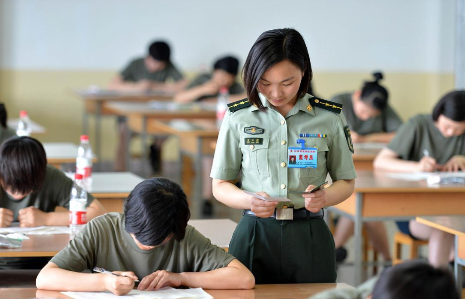 2021年女兵即将开始招生，门槛低至“高中”，想当兵的姑娘别错过
