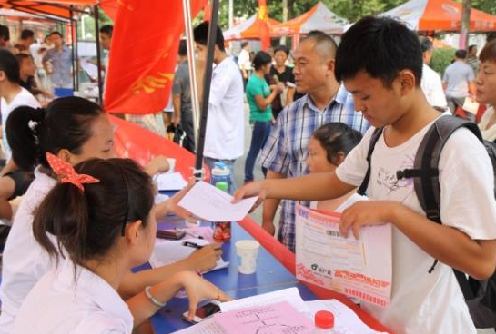 大一新生开学，家长开百万豪车送学生报到，导员：家长做法欠妥