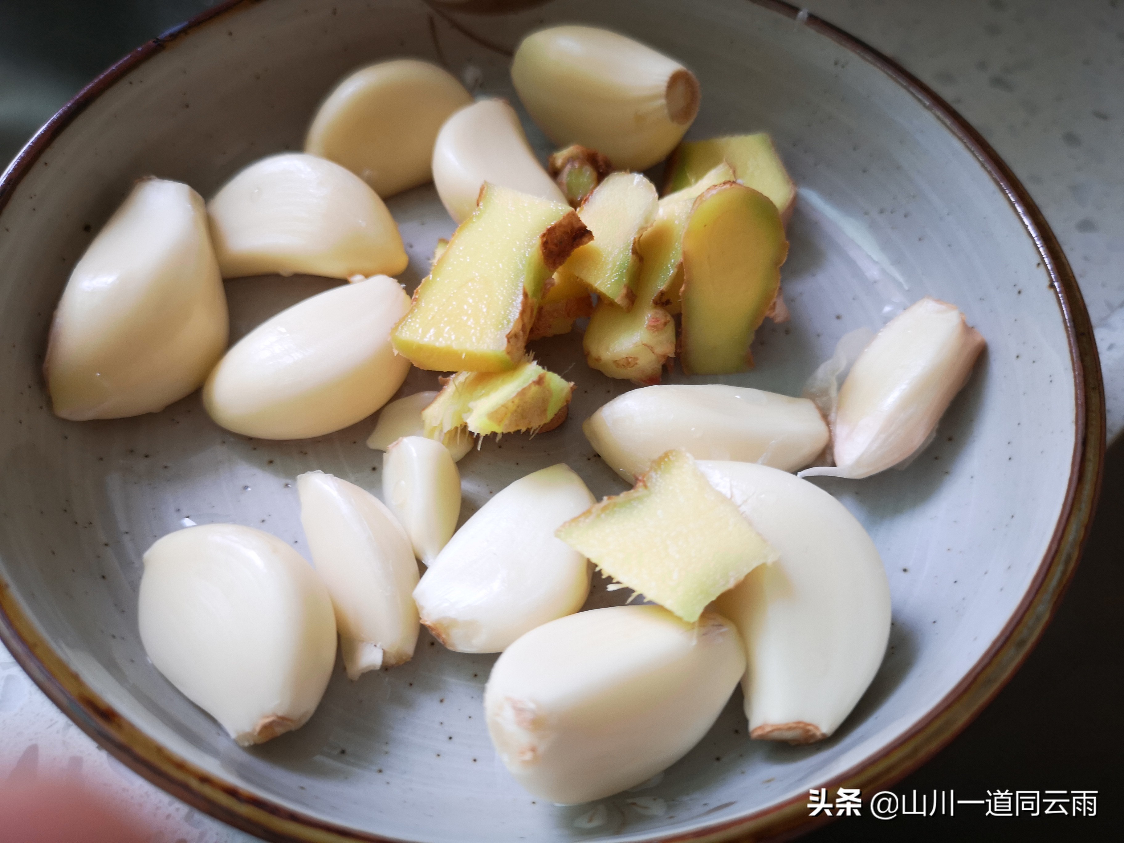 顺德名菜火焰醉鹅做的时候改用了鸭，孰优孰劣吃了之后本人有话说
