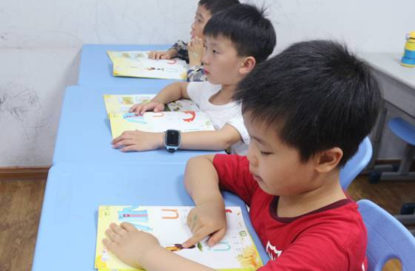 上小学拼音要一个月学完？没上“学前班”的娃，上一年级后咋样了