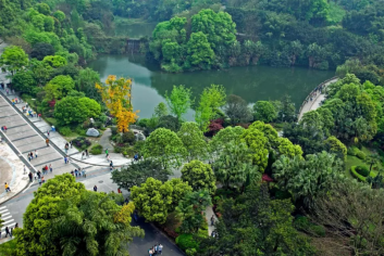 重庆超豪华大学：依山环水，占地2390余亩，校内出行还得坐车