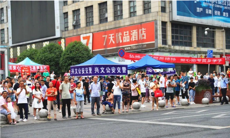 中高考当天要不要全程陪考？一些家长很纠结，聪明的家长却这么做