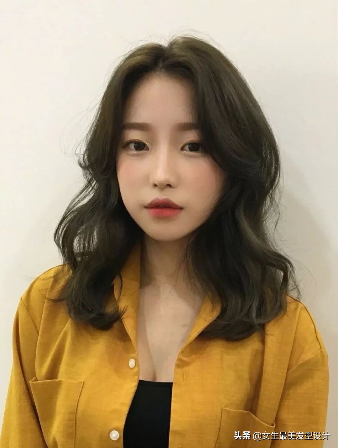 甜美又可爱,搭配超级流行的网红气垫烫,妹子看着更甜美,微卷的中分