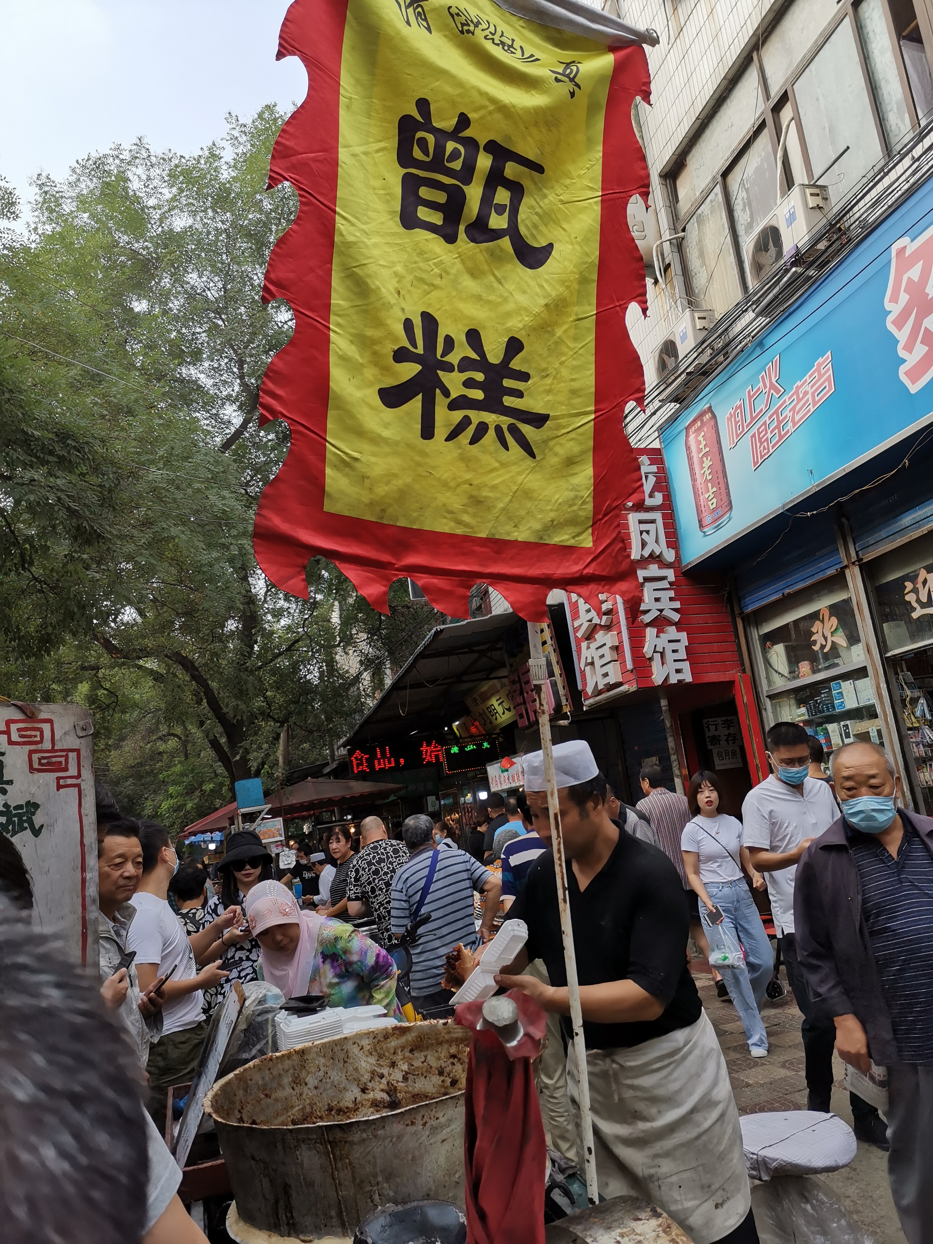 回民街必吃美食推荐：十大特色小吃体验指南