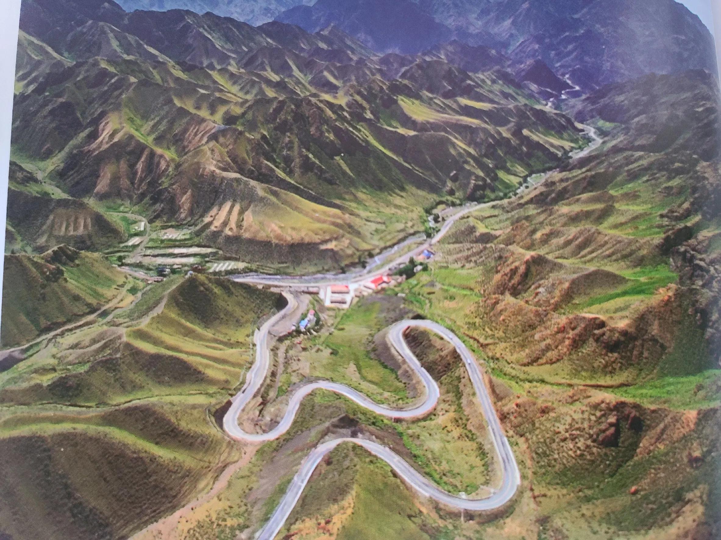 G219 国道串起沿途无数美景，宛如一条璀璨的珍珠项链。