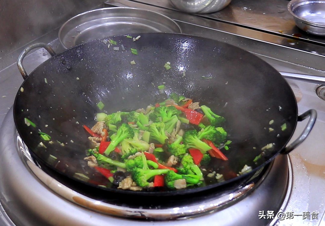 肉片西兰花不要直接下锅炒，多加这一步，清脆又绿翠，天天吃不腻