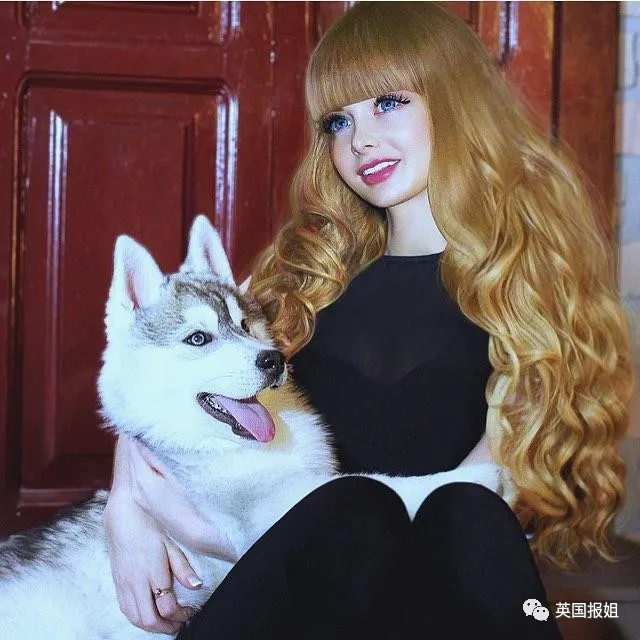 俄国美女从小被“圈养”！父母把她当活娃娃，丰胸细腰拍性感照