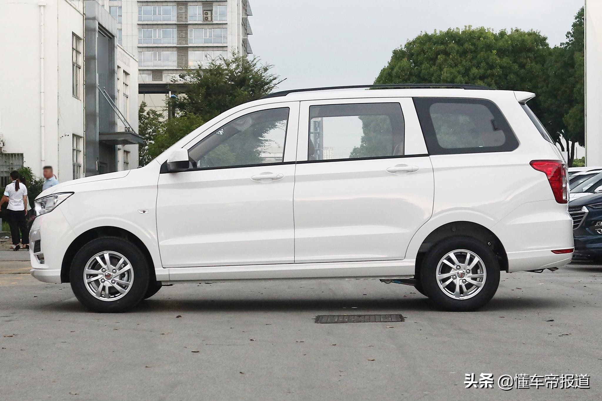 新车 </p><p>　　 神车来了！新款五菱宏光S售5.465万元起，标配遥控钥匙