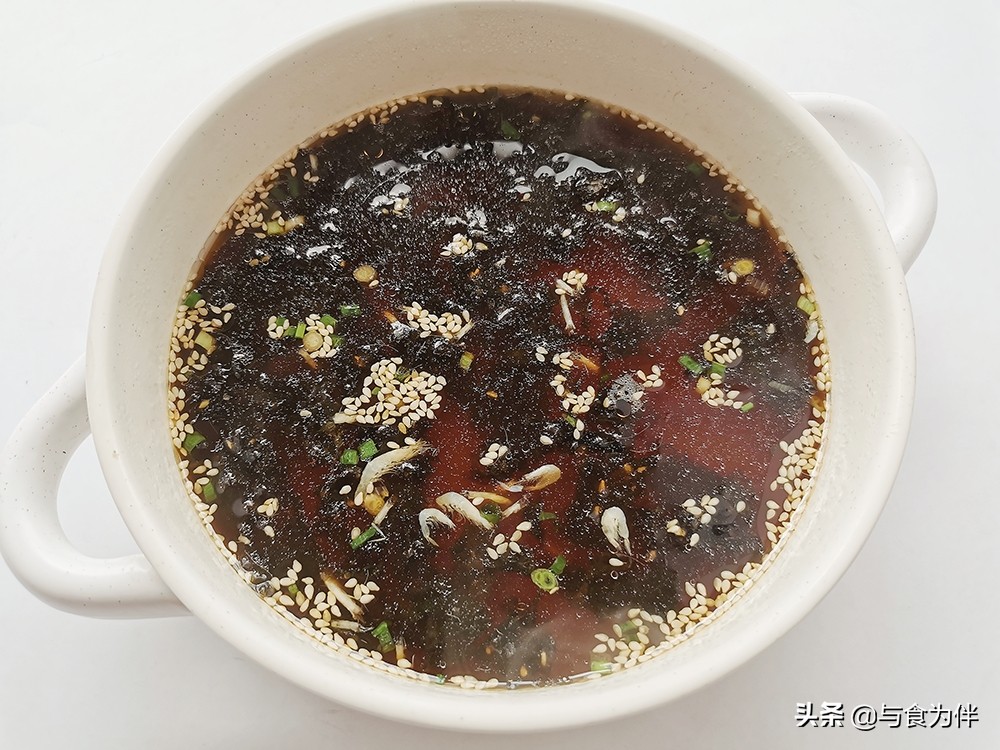 做酸汤水饺，熬“甜醋”是关键，酸爽够味真过瘾，天冷吃着直冒汗