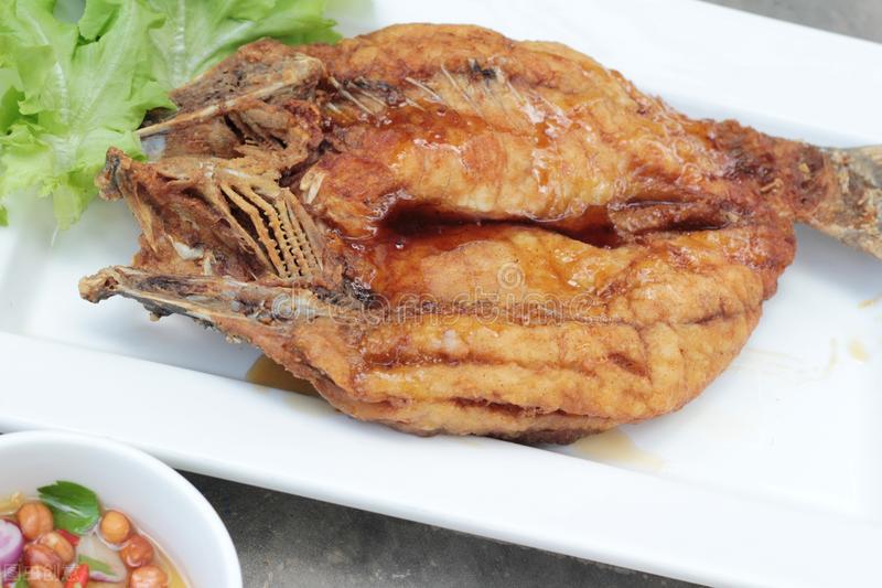 不管炸什么鱼,挂面糊是外行,用这2样,又焦又酥,不吸油不腻口