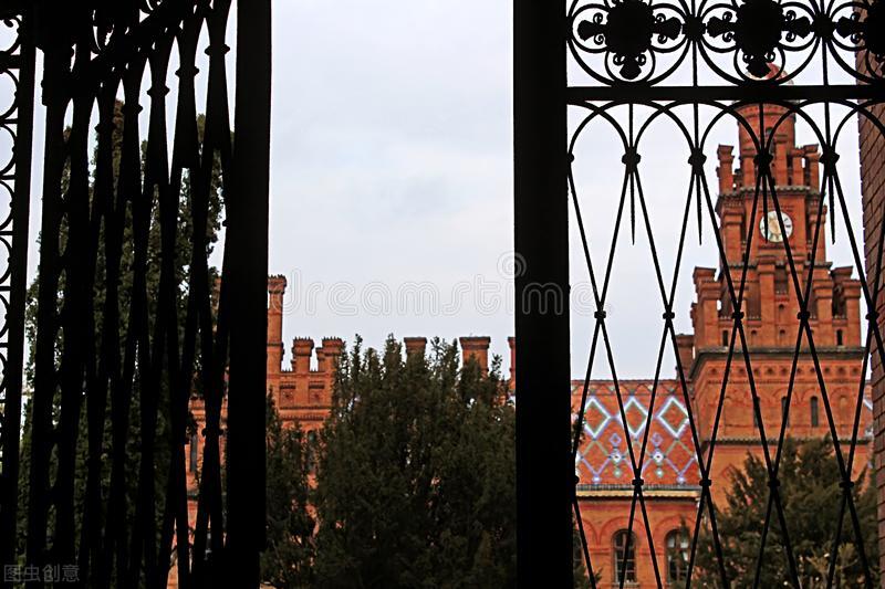 初中生上职业学校选择公立好还是私立好？