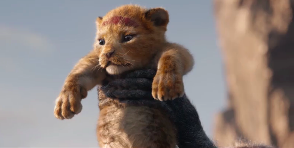 新版《狮子王》特效很逼真，再现辛巴被举起一幕，配音阵容超豪华