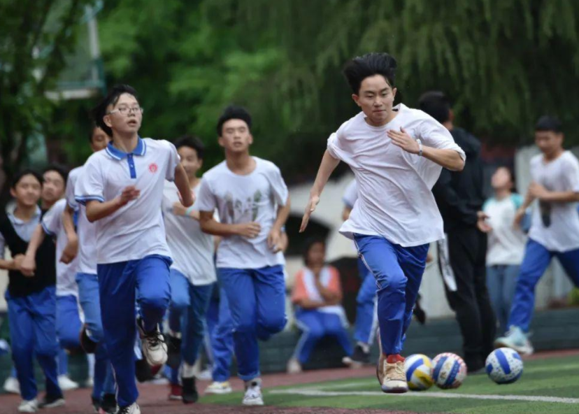 清华帅气学霸走红，与“篮球网红”PK球技最后胜出，曾是高考状元