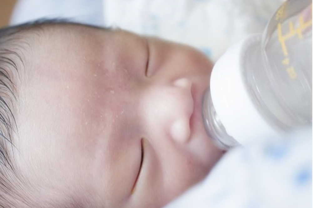 为啥宝宝会吃母乳就睡，放下来一会儿就醒？宝宝的需求妈妈要了解