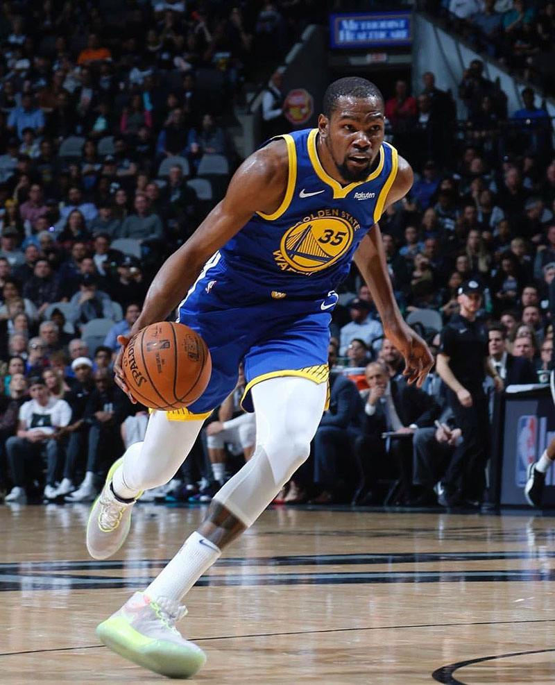 nba有哪些人有签名球鞋(NBA仅8人拥有10代签名鞋：现役5人，库里未上榜，两人出现很意外)