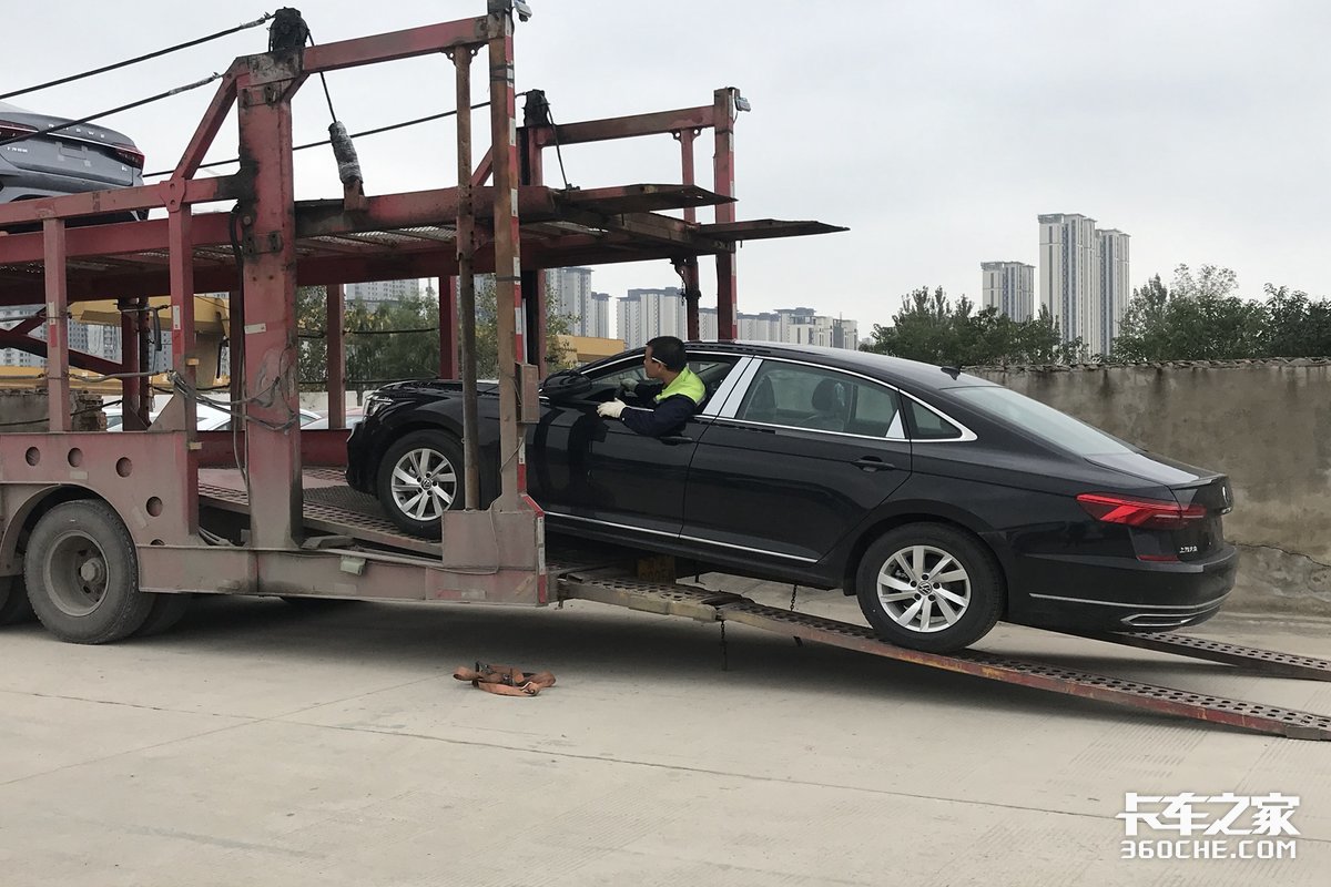 司机不慎蹭坏车顶赔偿两万九，艰辛奔波终得圆满解决