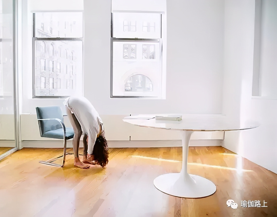 一套简单有效的办公室瑜伽，10分钟缓解全身疲劳（收藏级）