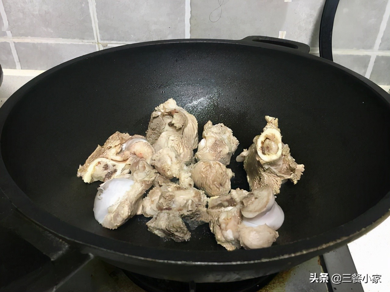 炖骨汤，酒店大厨教你诀窍，牢记三招，汤白肉香，不腥不腻还营养