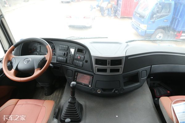 气囊座椅还有双卧铺,这款9米6载货车驾驶室我很喜欢