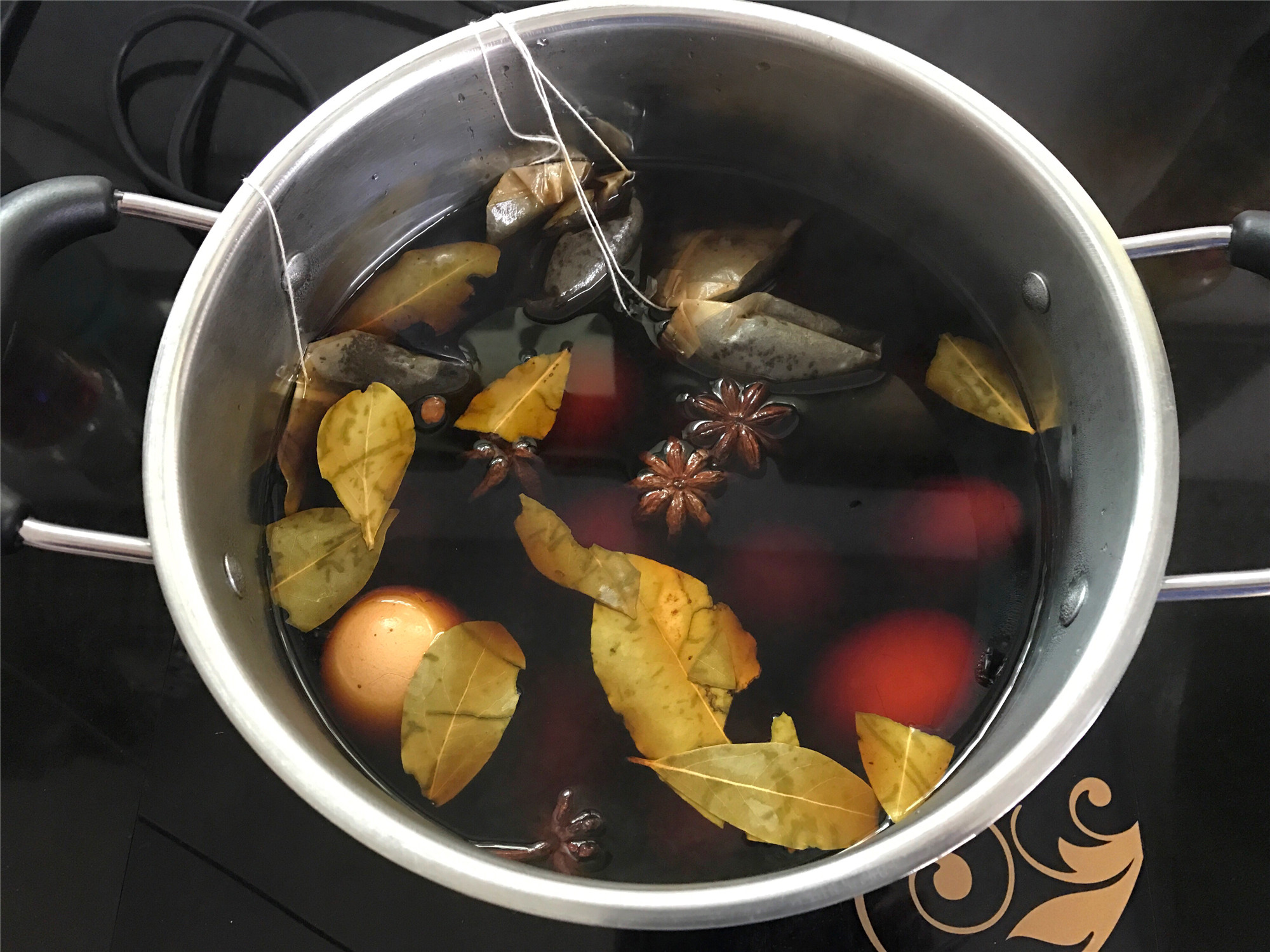 茶叶蛋用什么茶叶(煮茶叶蛋，用红茶还是绿茶，教你正确做法，醇香入味，比买的好吃)