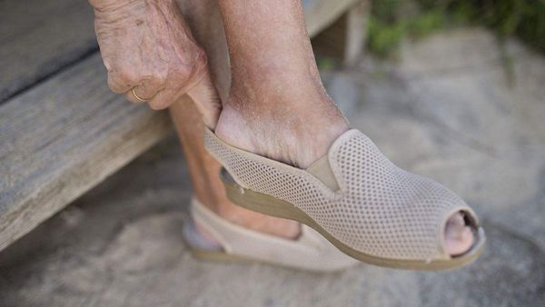 新鞋子有点小夹脚怎么办