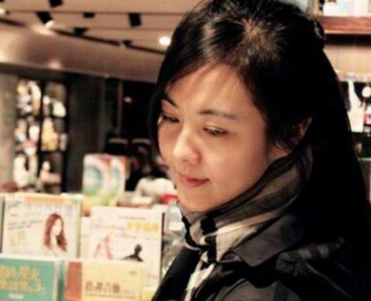 李健小5岁娇妻正脸罕曝光！五官精致身材微胖，两人至今没房没娃