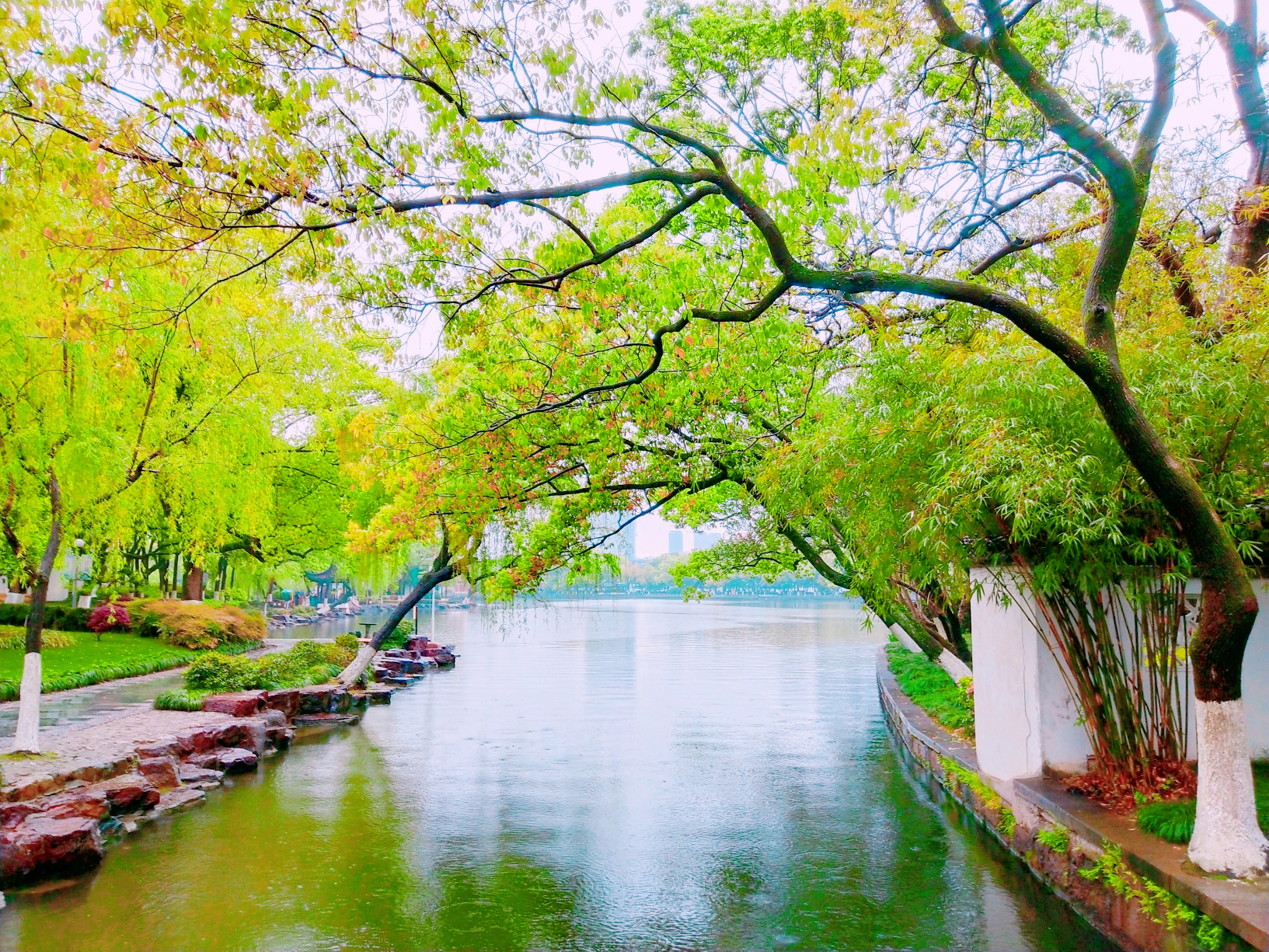 “万年老二”宁波，与杭州相比，究竟“差”在何处？