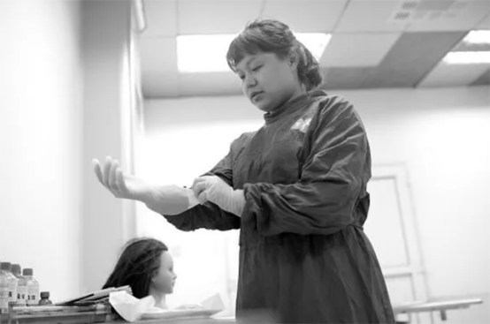 90后美女入殓师李淑萍：从不主动和人握手，一天只能缝合一具遗体