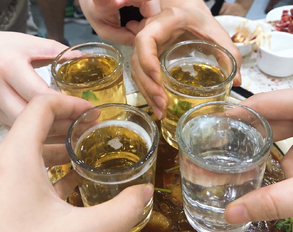 辨别纯粮酒，光看酒线、挂杯、酒花可不行，懂酒的都看4点，很准