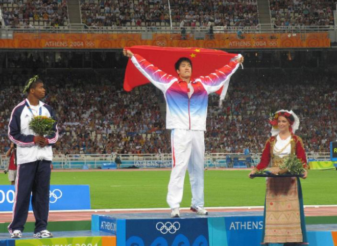 刘翔2004奥运会预赛(刘翔获36金却因伤退赛被骂,母亲曾说:若他不再