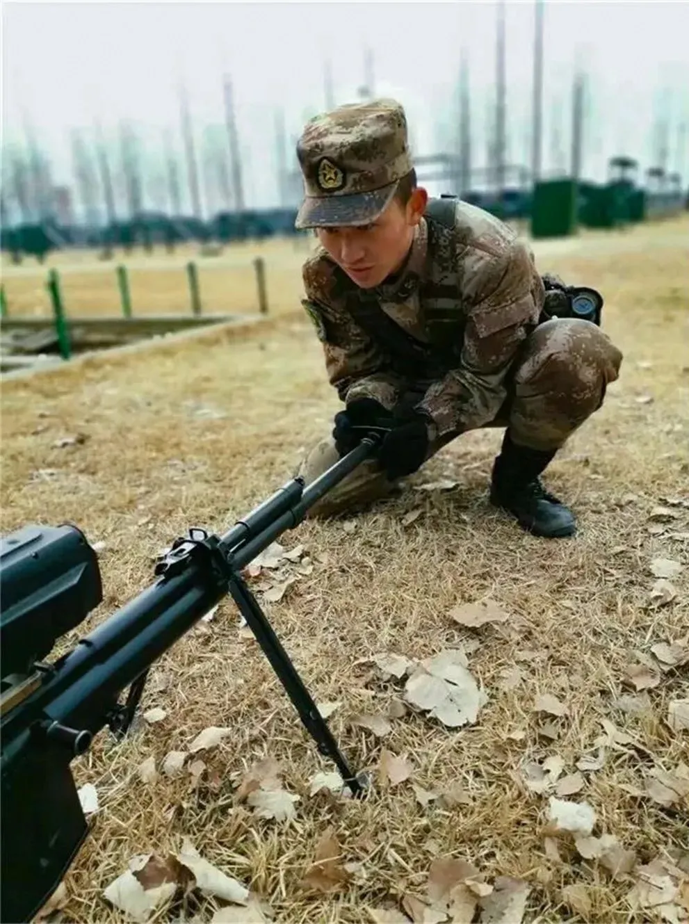 “老槐树”下这位狙击教头火了，颜值与实力同在！